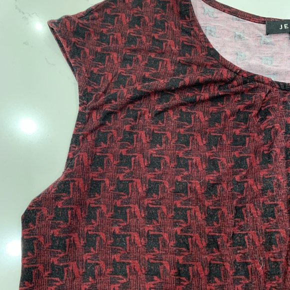 M Red top with gold detail - Picture 3 of 5